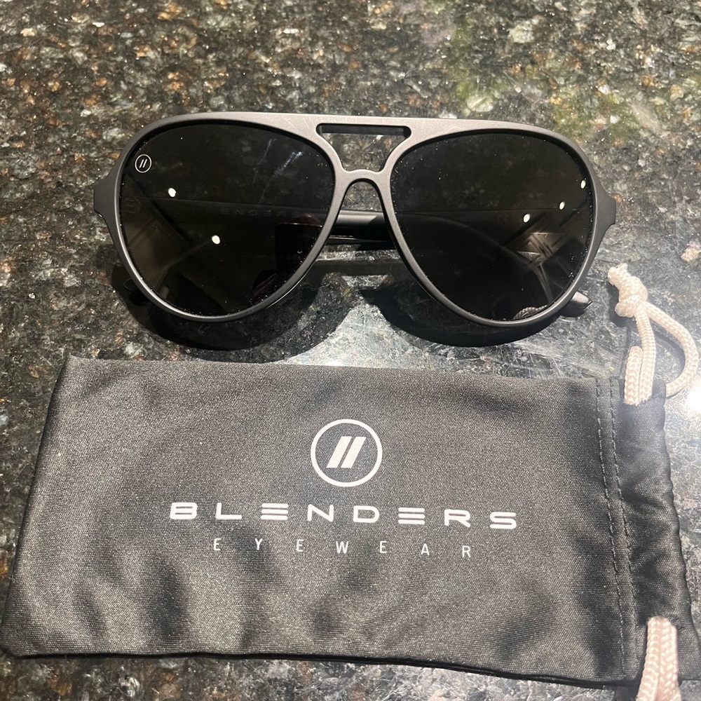 Blenders Eyewear Magic Roy Polarized Sunglasses Black | Worn Once Like New
